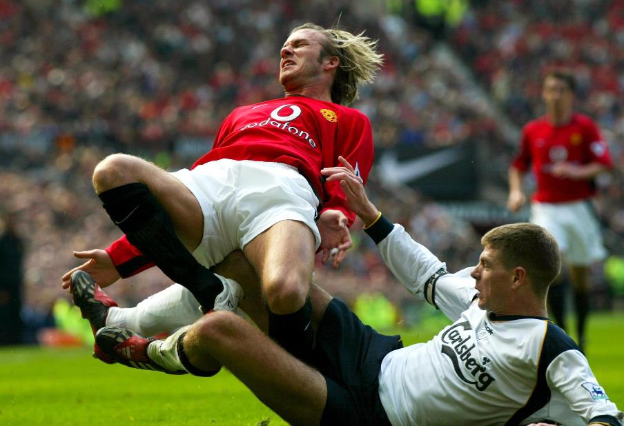 Liverpool's Steven Gerrard clears Man United playmaker Devid Beckham from behind in the North West Derby April 5, 2003 Credit: PA Images / Alamy Stock Photo